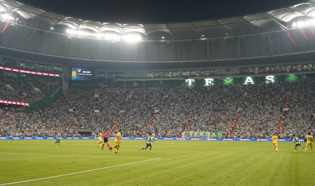 Bursaspor’dan İstanbulspor’a gol yağmuru! Bursaspor, İstanbulspor karşısında sahadan 4-0’lık farklı galibiyetle ayrıldı. Taraftarların sloganları