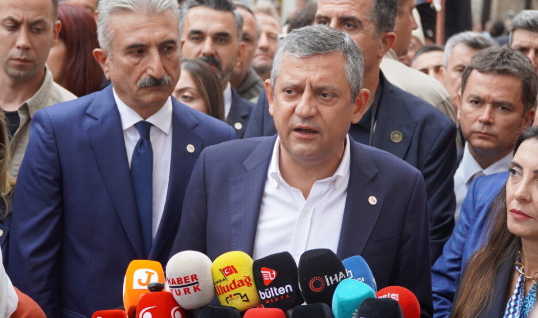Özgür Özel Bursa’dan seslendi: Bozbey için dikkat çeken açıklama YENİ Parti Genel Başkanı Özgür Özel, Bursa’da tutuklu bulunan Bursa