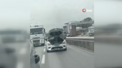 Bursa’nın Nilüfer ilçesinde seyir halindeki otomobilin kaputunu açarak motor bölümünde
