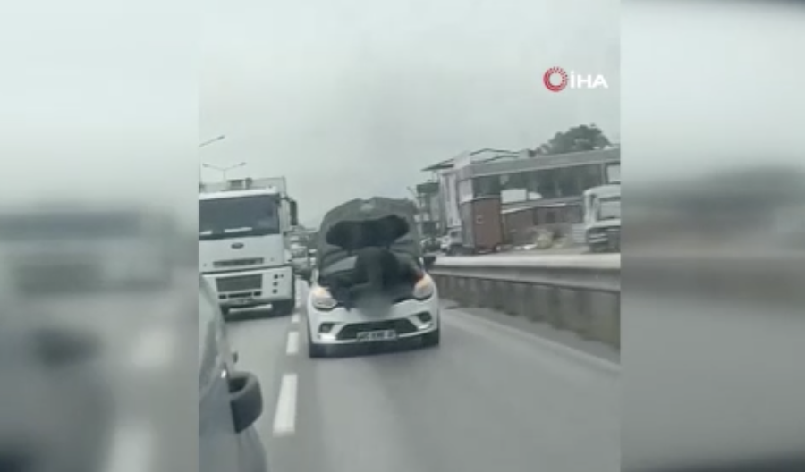 Kaputu açıp yolda tamir yaptı! O anlar kamerada Bursa’nın Nilüfer ilçesinde seyir halindeki otomobilin kaputunu açarak motor bölümünde