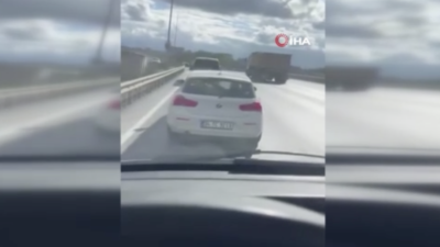 Arnavutköy-Sultangazi yolunda acil vakaya yetişmeye çalışan ambulansın önünde ilerleyen otomobilin,