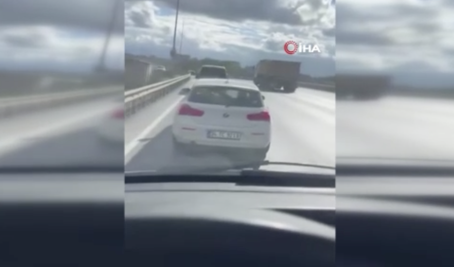 Ambulans yol istedi, otomobil sürücüsü çekilmedi! Arnavutköy-Sultangazi yolunda acil vakaya yetişmeye çalışan ambulansın önünde ilerleyen otomobilin,