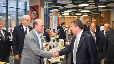 Osmangazi Belediye Başkanı Erkan Aydın, Gaziler Günü dolayısıyla düzenlenen kahvaltıda