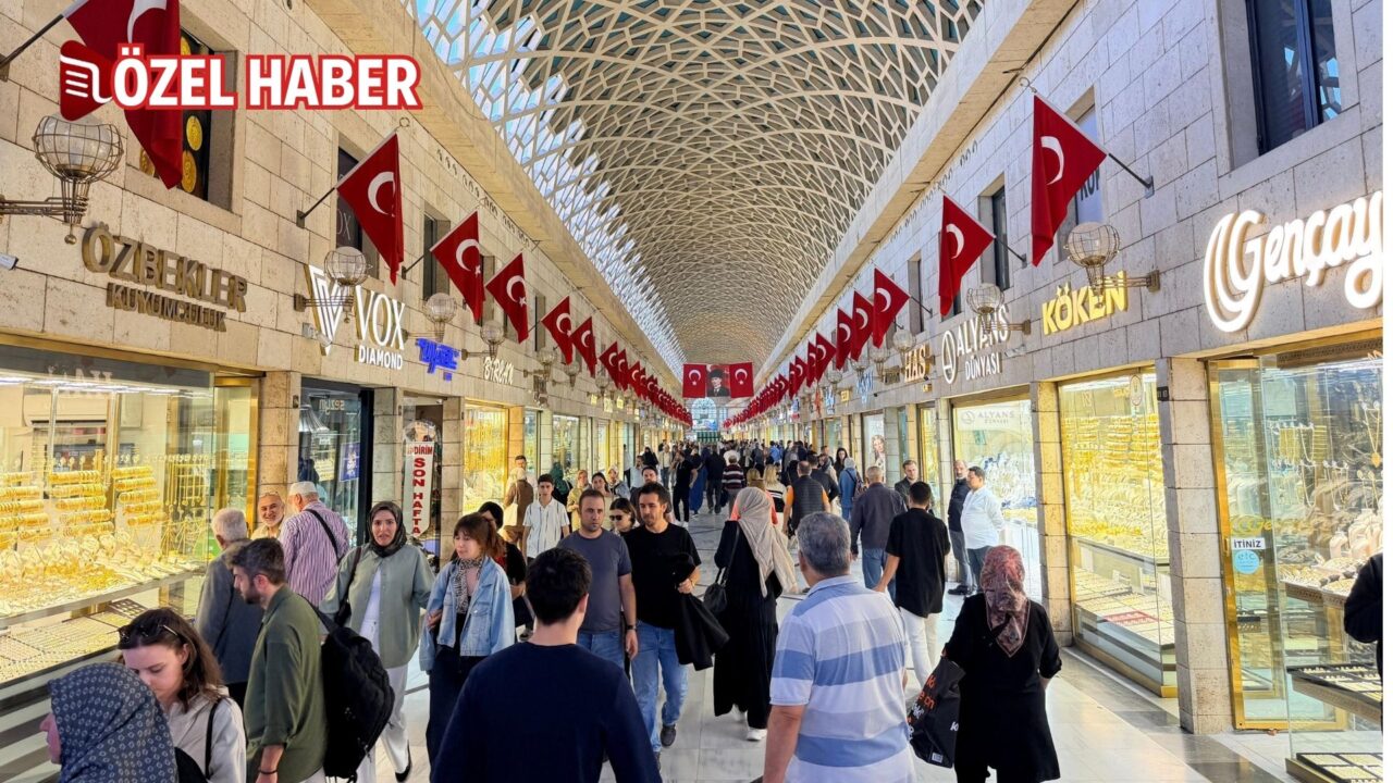 Altın piyasasında haftanın son işlem gününde hareketlilik sürüyor. Gram altın