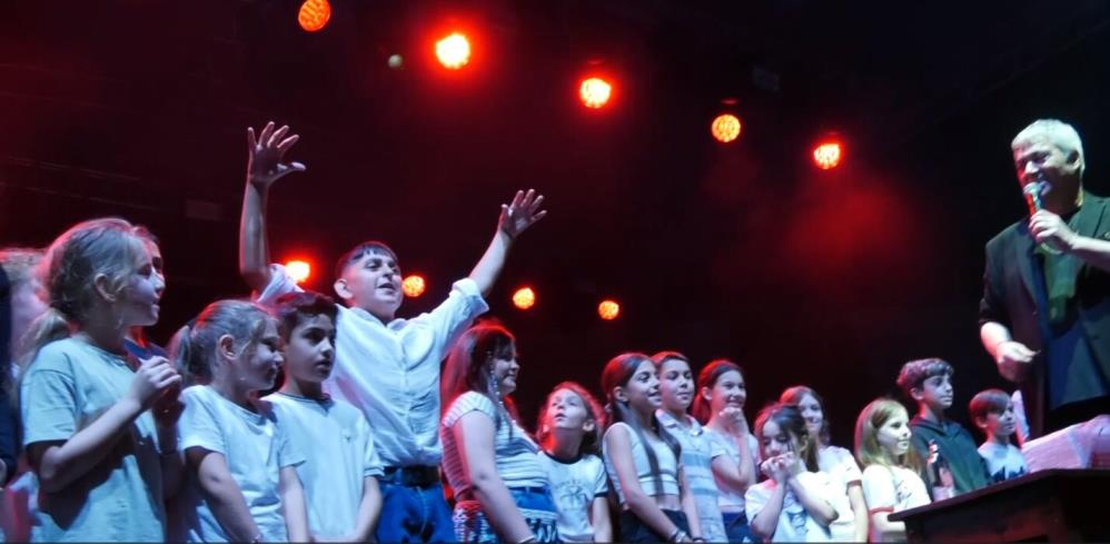 Cengiz Kurtoğlu’na sahnede Beşiktaş sürprizi Yenişehir’de düzenlenen 11’inci Uluslararası Altın Biber Festivali’nde sahne alan Cengiz