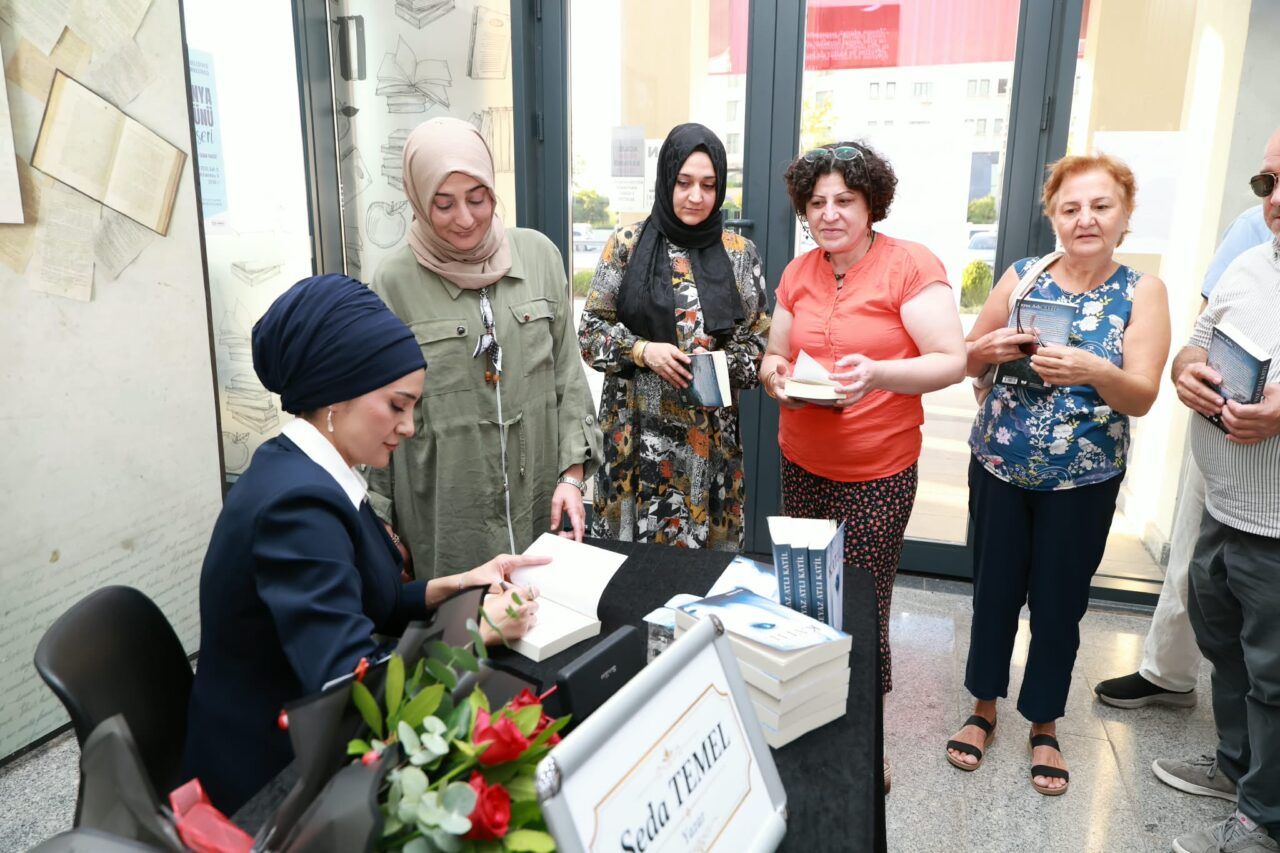 Osmangazi Belediyesi’nin “1 Kitap 1 Yazar” buluşmasında yazar Seda Temel,