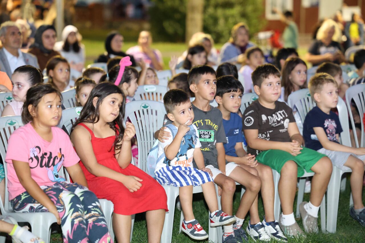 Osmangazi Belediyesi’nin düzenlediği “Osmangazi’de Yaz Film Gösterimleri”, Soğukkuyu Mahallesi’nde çocukları