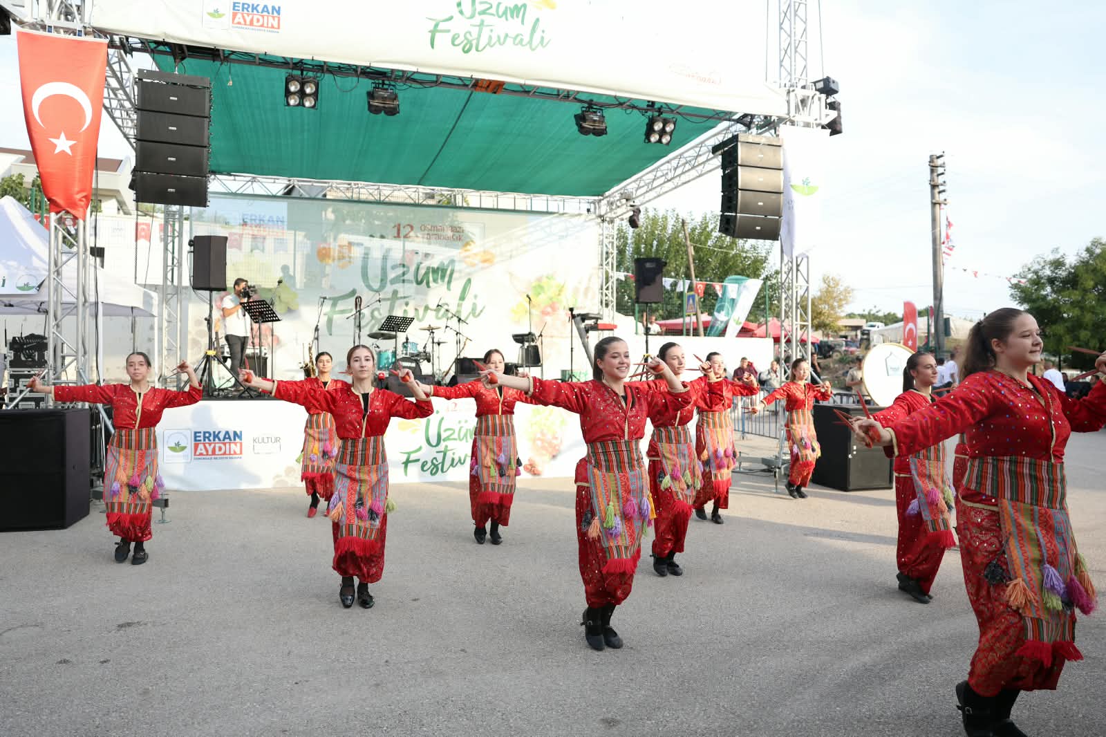 Karabalçık’ta üzüm bereketi festivalle taçlandı 3 Bülten Medya -