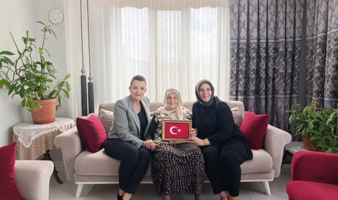 Mustafakemalpaşa’da bayrağa gösterilen saygı takdir topladı Mustafakemalpaşa’nın kurtuluş yıl dönümü kutlamalarında Türk bayrağına gösterdikleri duyarlılıkla dikkat