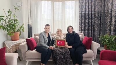 Mustafakemalpaşa’nın kurtuluş yıl dönümü kutlamalarında Türk bayrağına gösterdikleri duyarlılıkla dikkat