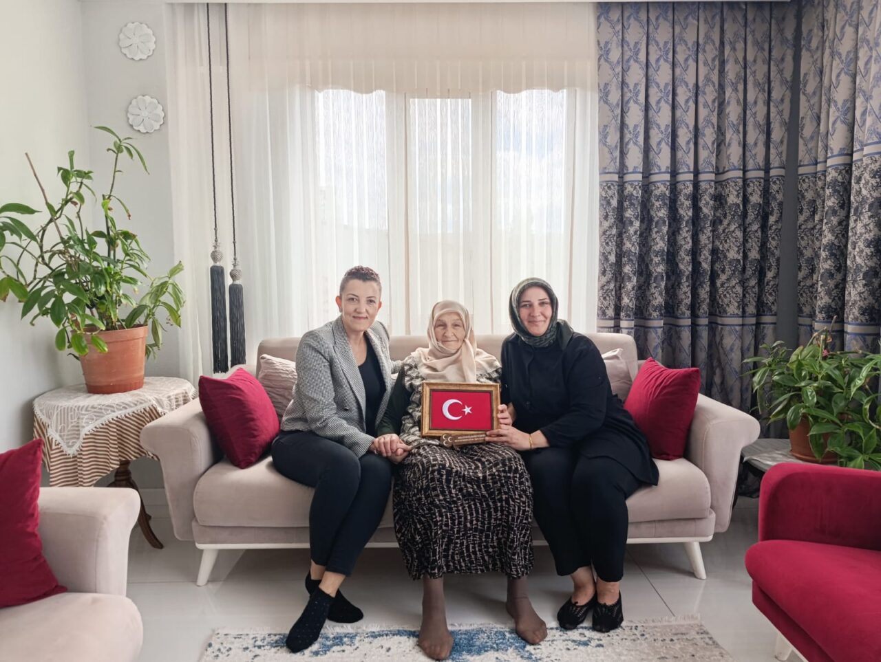 Mustafakemalpaşa’nın kurtuluş yıl dönümü kutlamalarında Türk bayrağına gösterdikleri duyarlılıkla dikkat