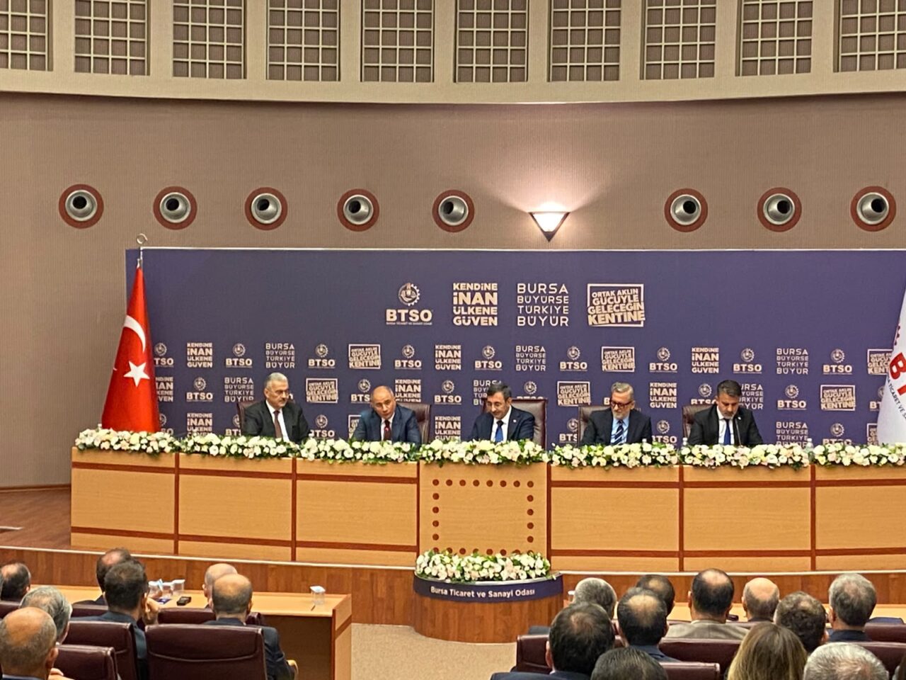 Bursa’da düzenlenen programda Türkiye ekonomisinin küresel gelişmeler karşısındaki görünümü, ihracatın