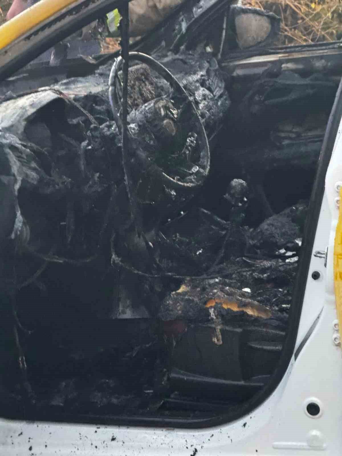 Arnavutköy’de taksi alev topuna döndü 4 Bülten Medya -