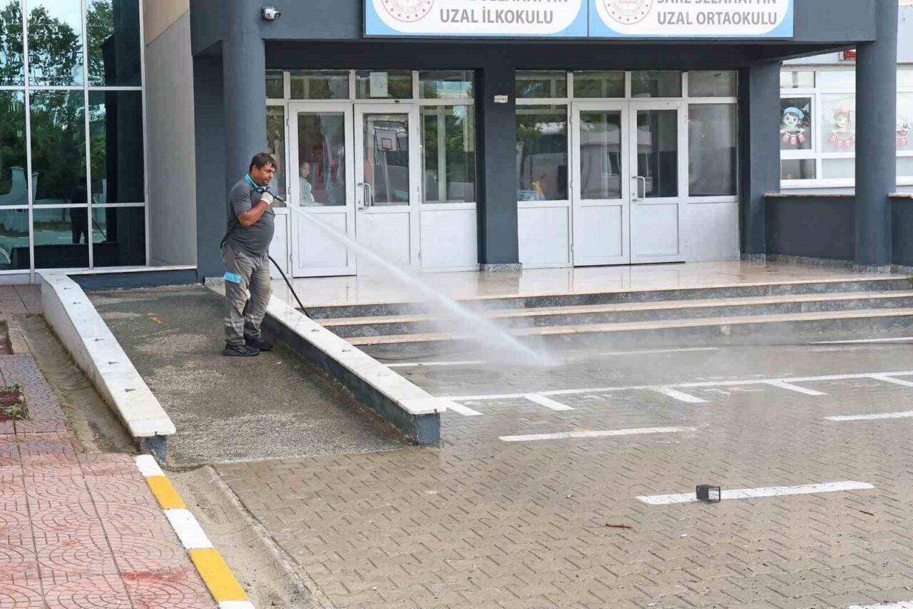 Ataşehir’de okullar temizlenerek yeni eğitim dönemine hazırlanıyor 13 Bülten Medya -