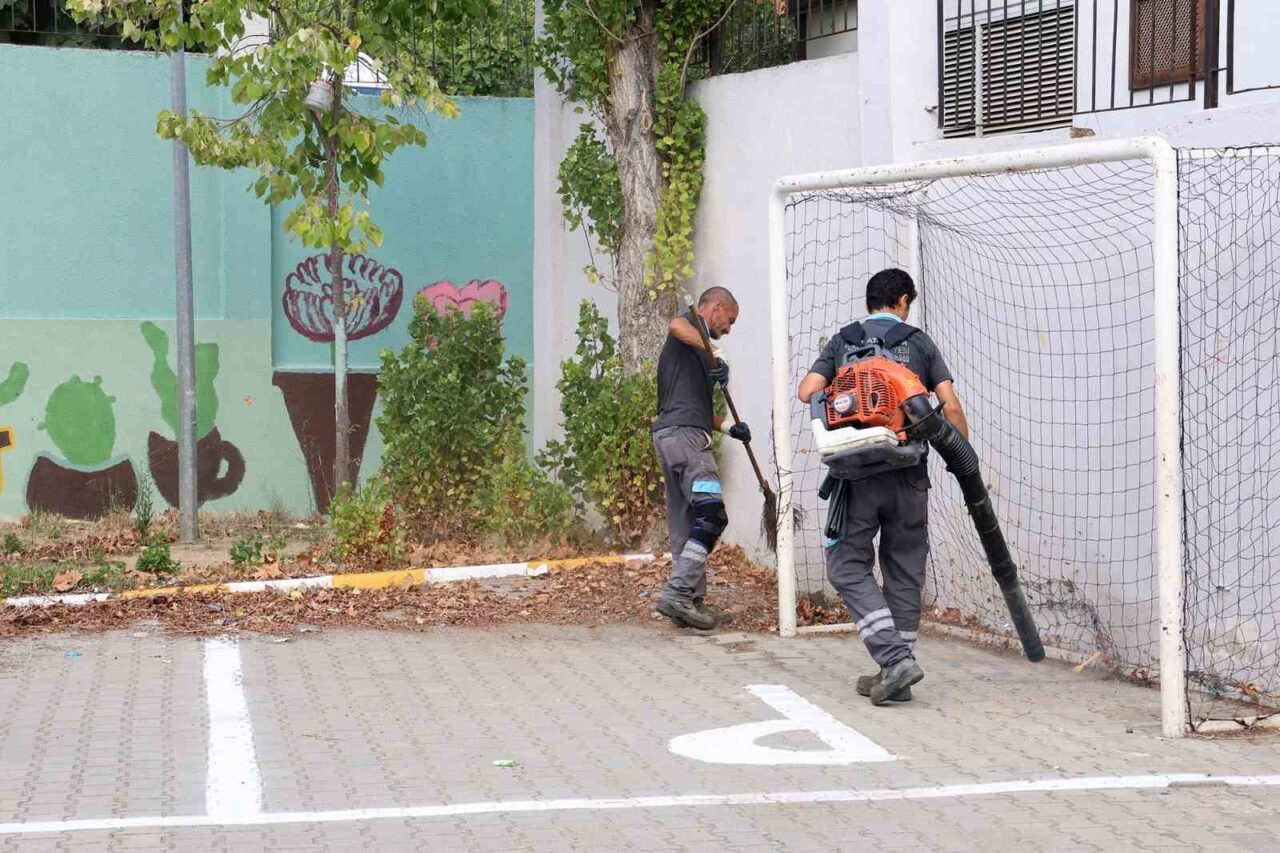 Ataşehir’de okullar temizlenerek yeni eğitim dönemine hazırlanıyor 14 Bülten Medya -