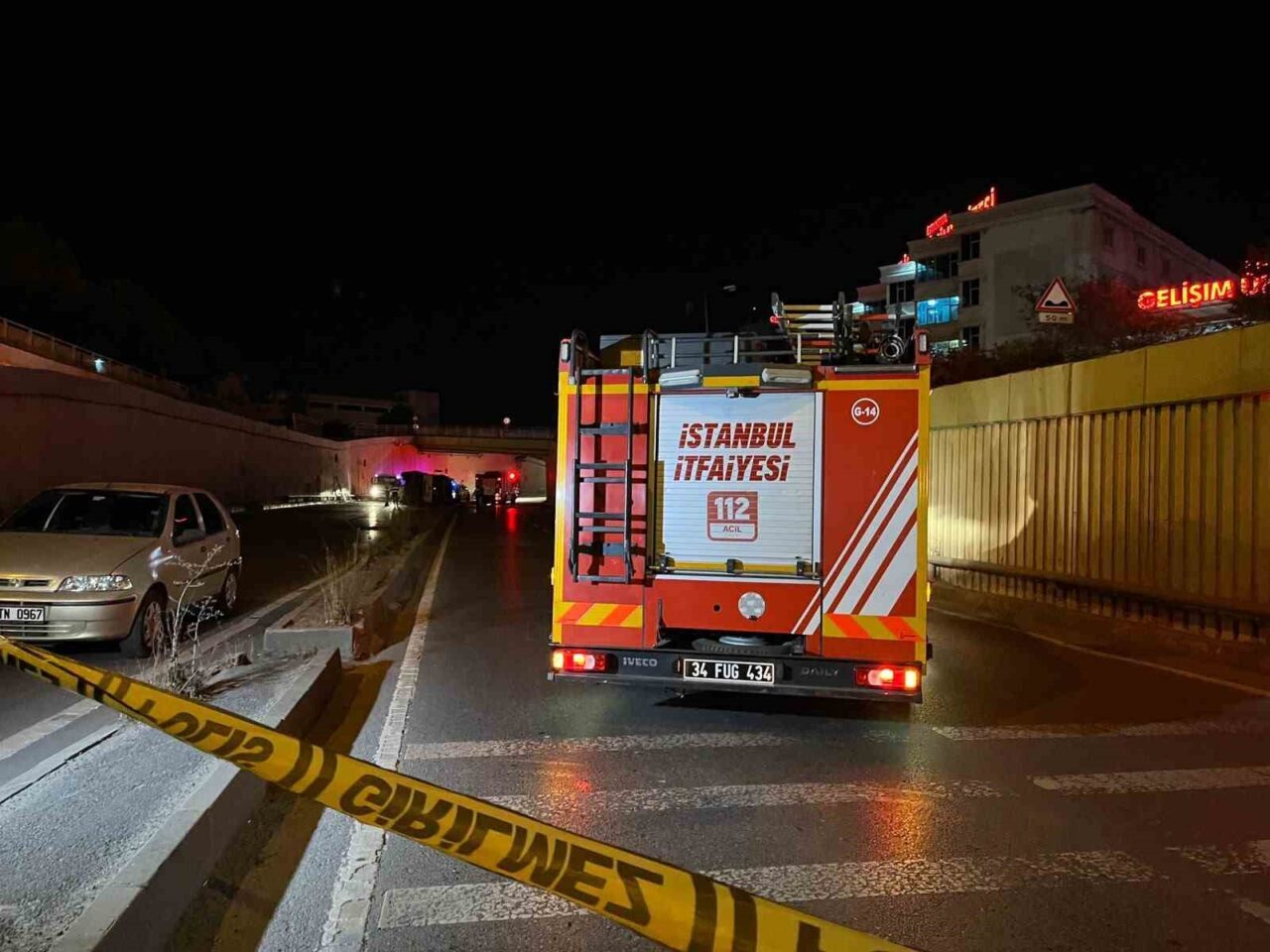 Avcılar’da asfalt kamyonu demir korkulukları aşarak alt geçit yoluna düştü 10 Bülten Medya -