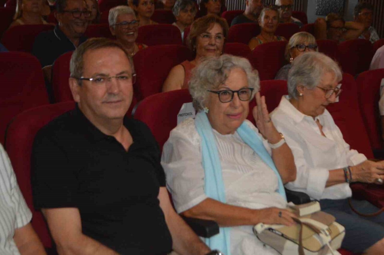 Ayvalıklı ünlü yazara vefalı buluşma 22 Bülten Medya -