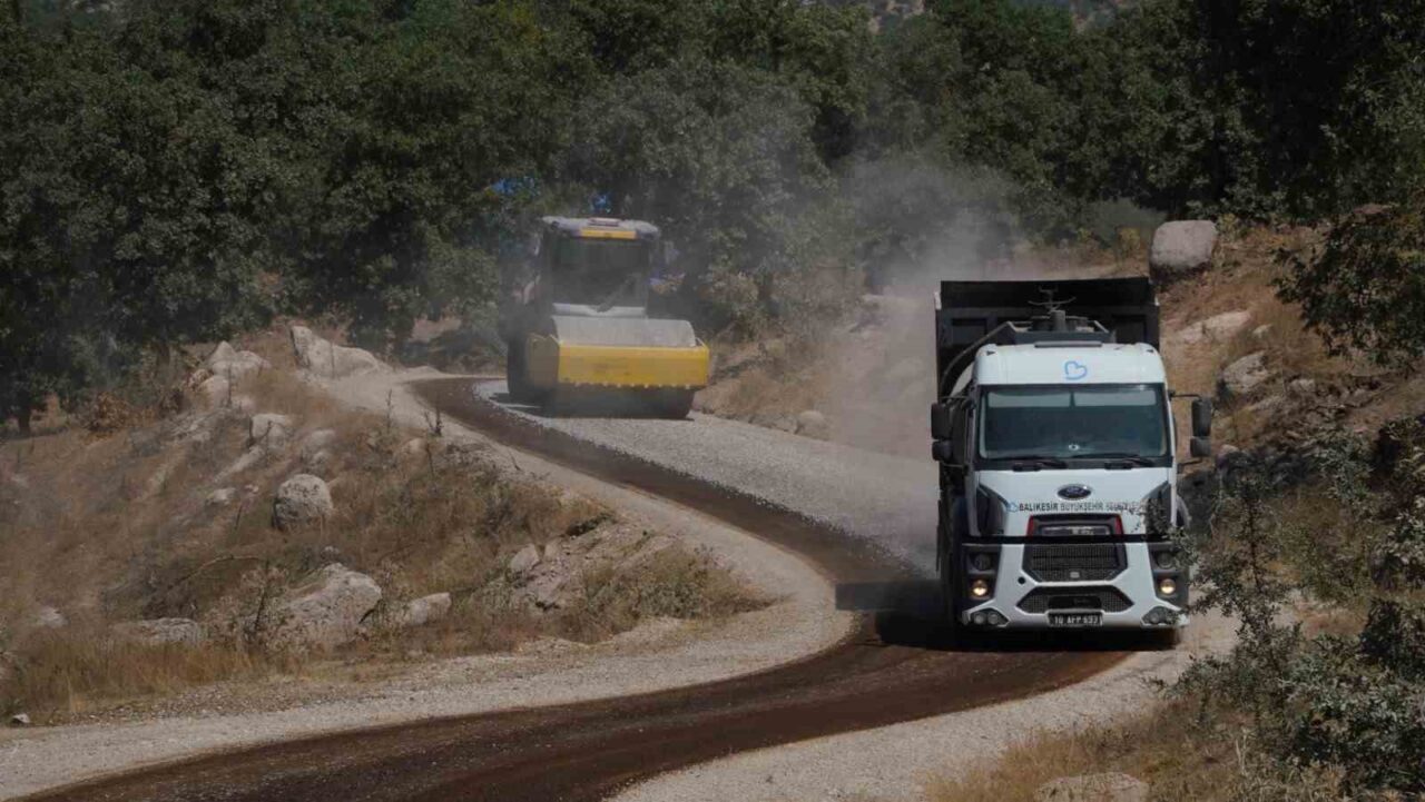 Balıkesir Büyükşehir Dursunbey’de yollara asfalt atıyor 16 Bülten Medya -