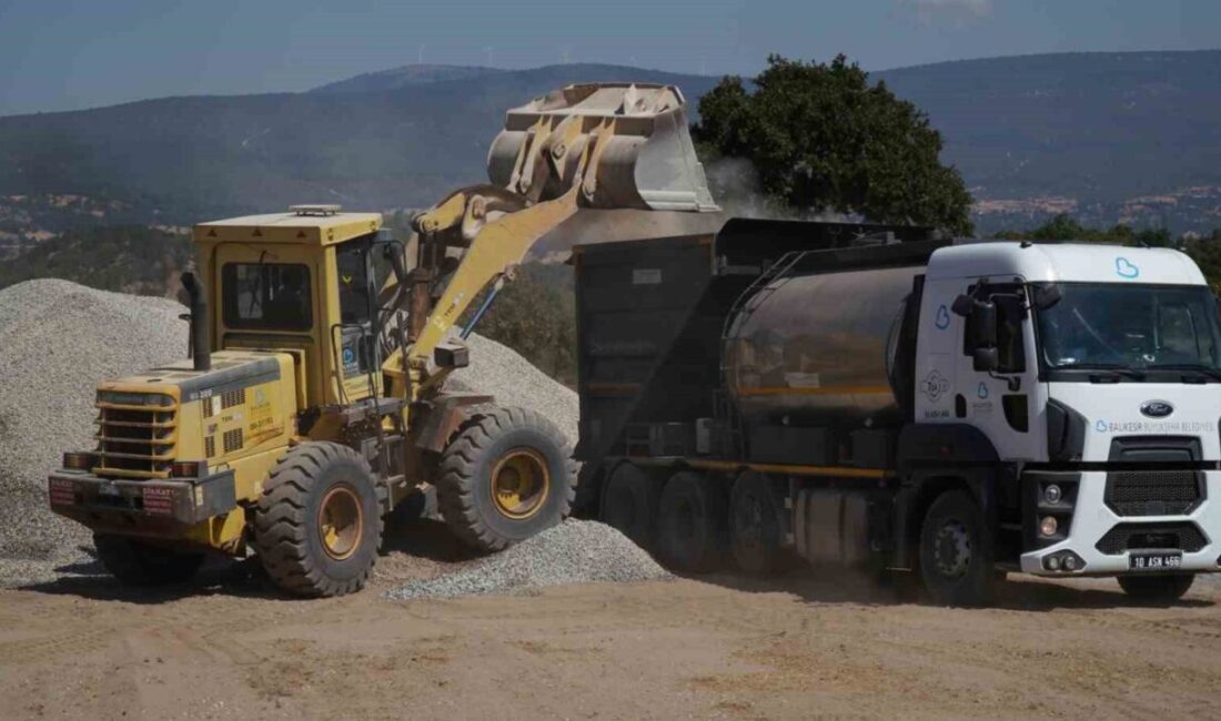 Balıkesir Büyükşehir Dursunbey’de yollara asfalt atıyor Balıkesir Büyükşehir Belediyesi, Dursunbey’in Davutlar ve Göbül kırsal mahallelerini bağlayan