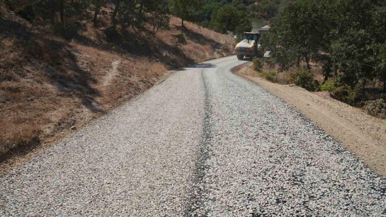 Balıkesir Büyükşehir Dursunbey’de yollara asfalt atıyor 18 Bülten Medya -