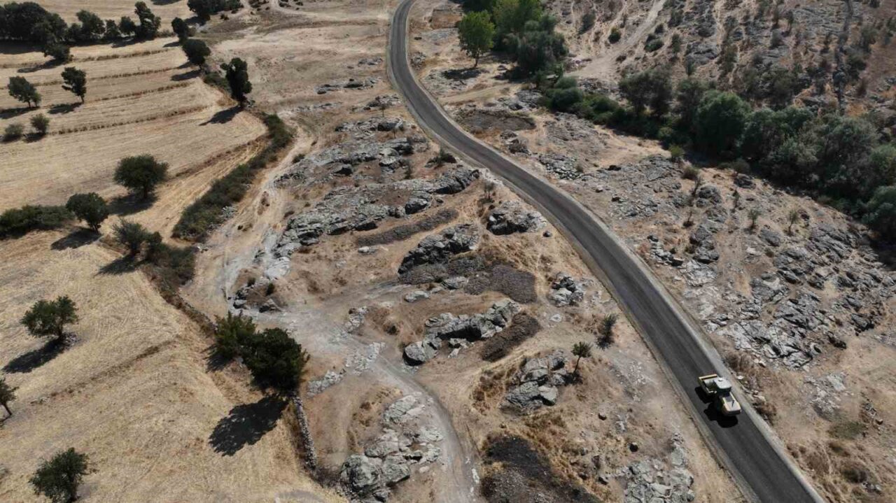 Balıkesir Büyükşehir Dursunbey’de yollara asfalt atıyor 17 Bülten Medya -
