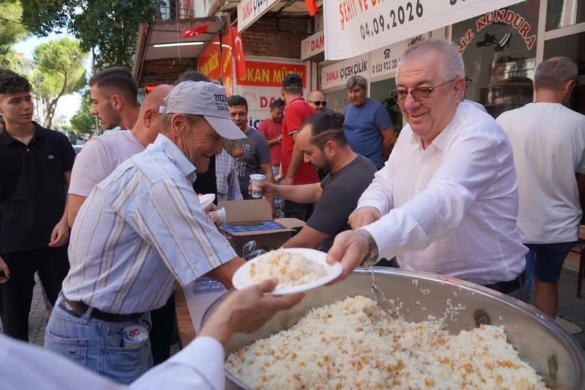Başkan Ertaş, şehit ve gaziler için düzenlenen hayra katıldı Edremit Belediye Başkanı Mehmet Ertaş, İnönü Caddesi esnafı tarafından şehitler