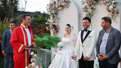Başiskele Belediye Başkanı Yasin Özlü, ilçenin farklı noktalarında vatandaşlarla bir
