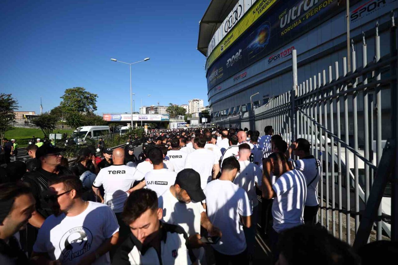 Beşiktaş taraftarı stada geldi 71 Bülten Medya -