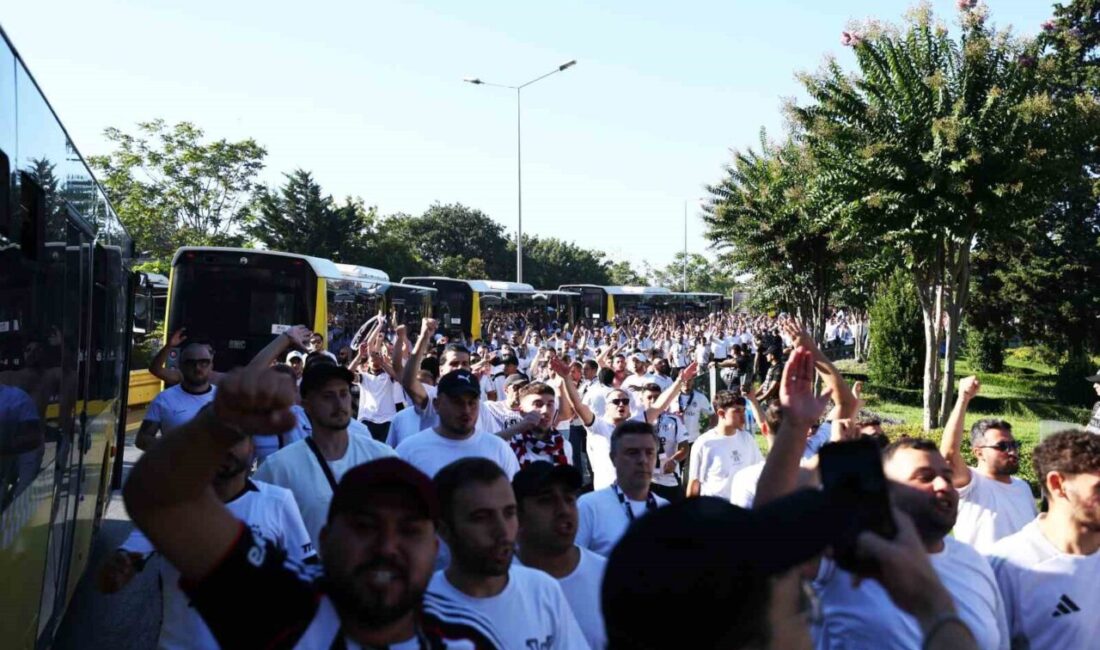 Beşiktaş taraftarı stada geldi Beşiktaş taraftarları, Fenerbahçe derbisi için Kadıköy’e geldi. Trendyol Süper Lig’in