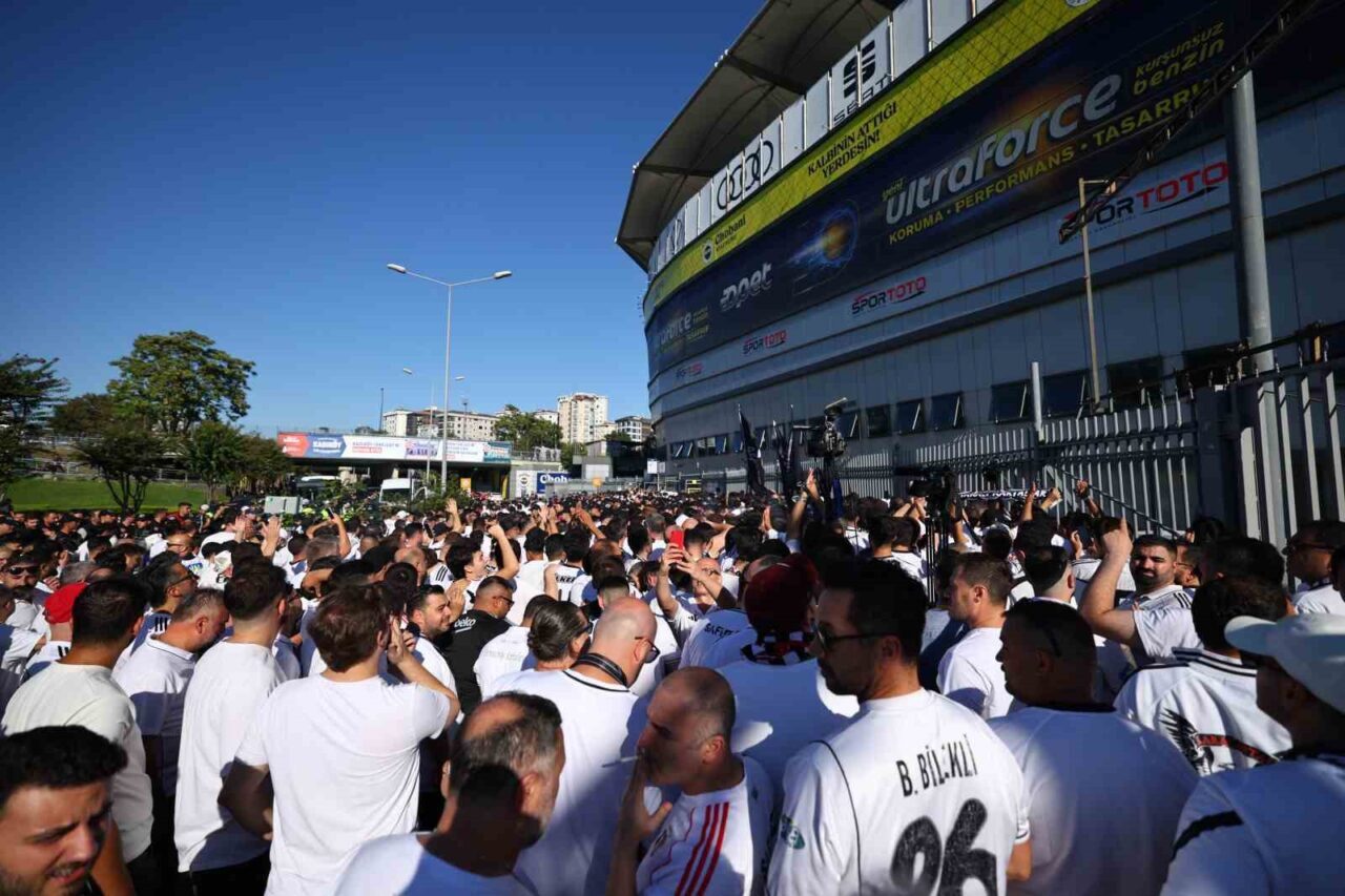 Beşiktaş taraftarı stada geldi 66 Bülten Medya -