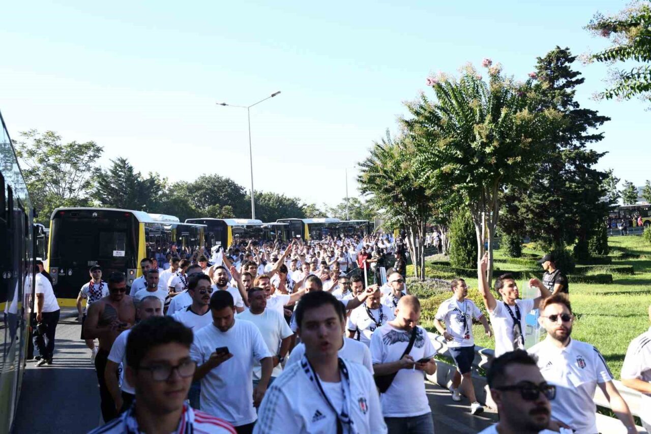 Beşiktaş taraftarı stada geldi 60 Bülten Medya -