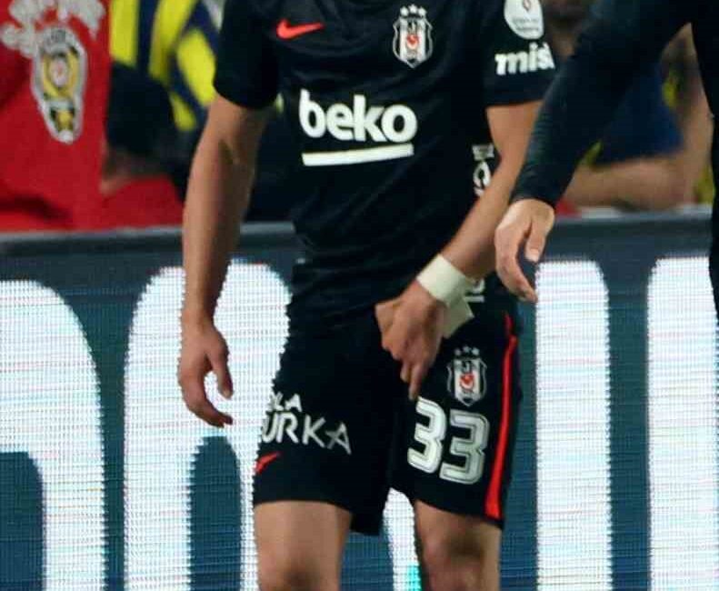 Beşiktaş’ta Rıdvan Yılmaz derbide sakatlandı Beşiktaşlı futbolcu Rıdvan Yılmaz, Fenerbahçe derbisinde sakatlığından dolayı ikinci yarıda