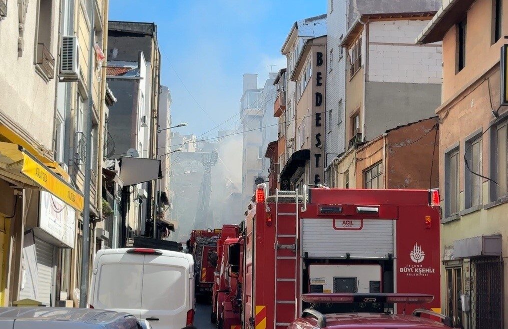 Beyoğlu’nda iki katlı iş yerinde çıkan yangın söndürüldü 4 Bülten Medya -