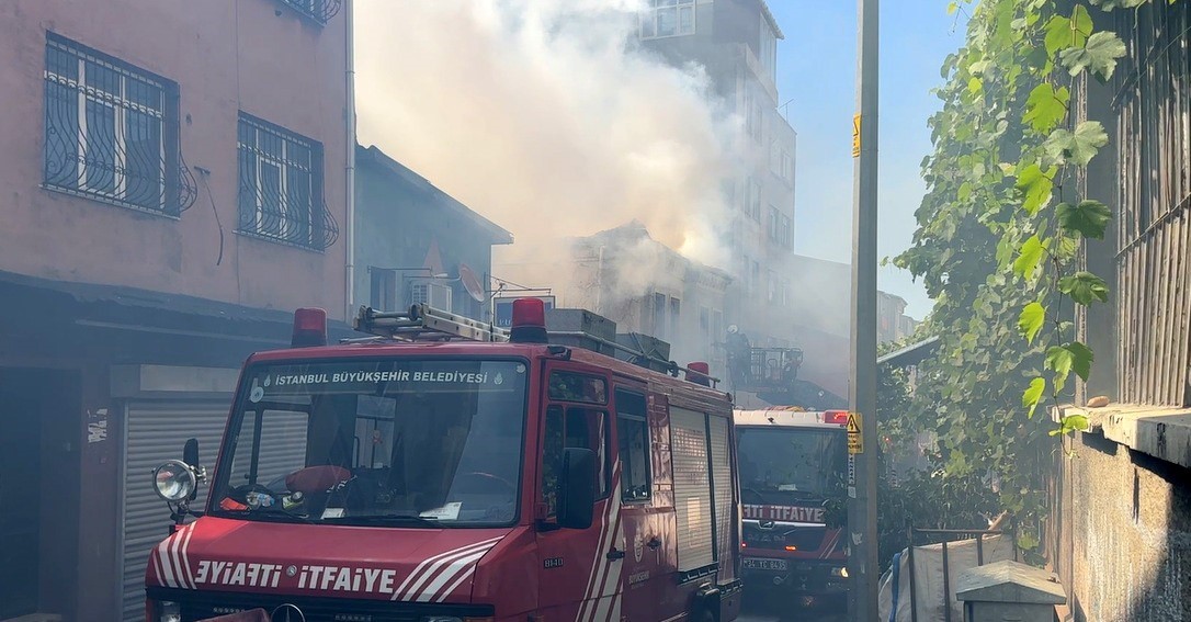 Beyoğlu’nda iki katlı iş yerinde çıkan yangın söndürüldü Beyoğlu’nda, iki katlı bir iş yerinde çıkan yangın itfaiye ekiplerinin