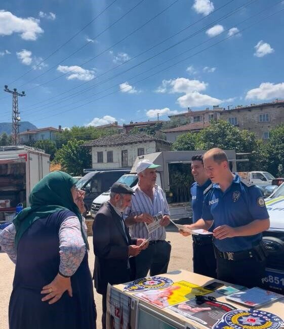 Bilecik’te dolandırıcılık ve hırsızlık uyarısı Bilecik’te vatandaşlara dolandırıcılık ve hırsızlık uyarısı yapıldı. Bilecik’in İnhisar ilçesinde,