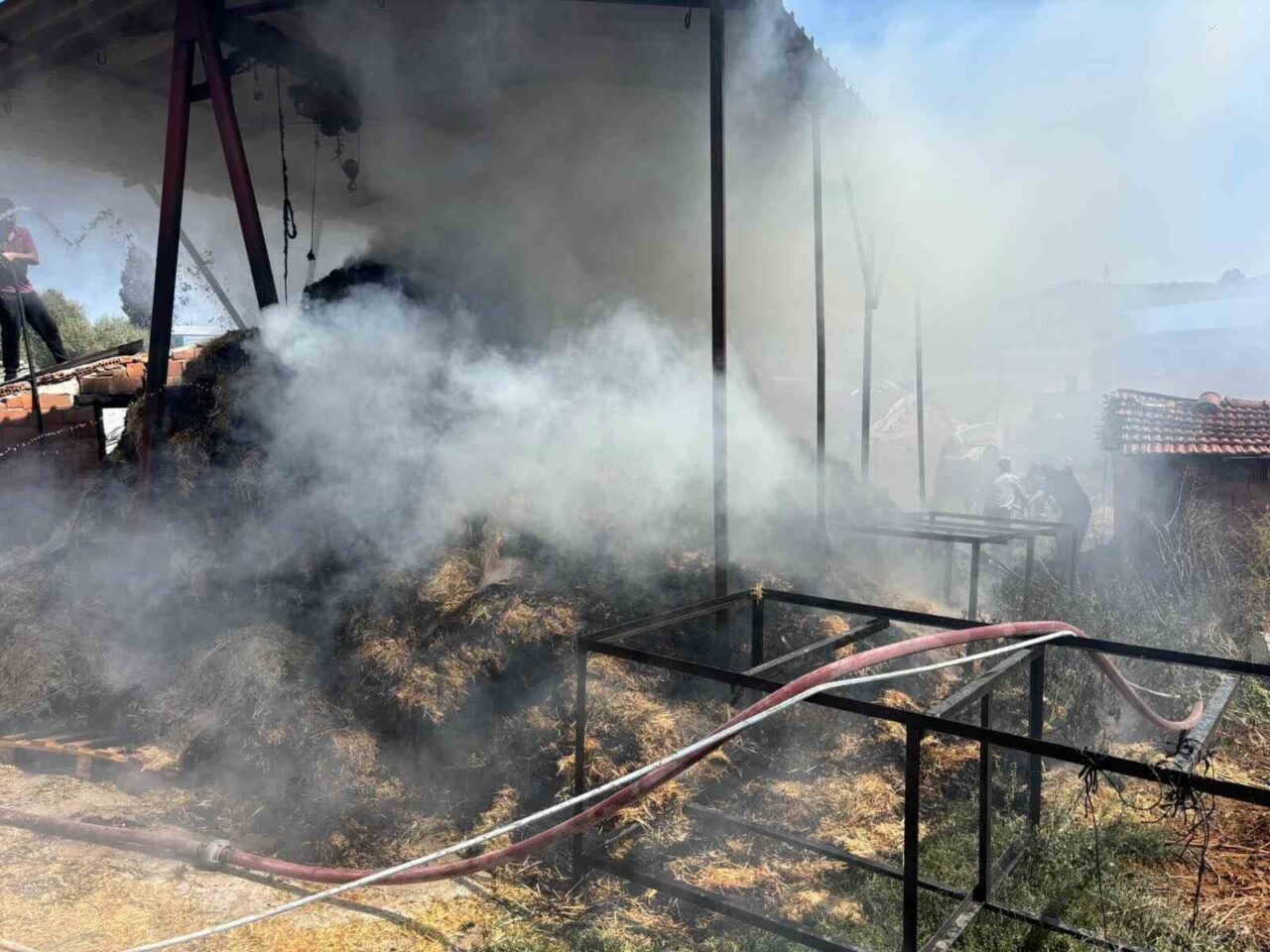 Bilecik’te iki köyde çıkan yangında çok miktarda saman balyası yandı 4 Bülten Medya -