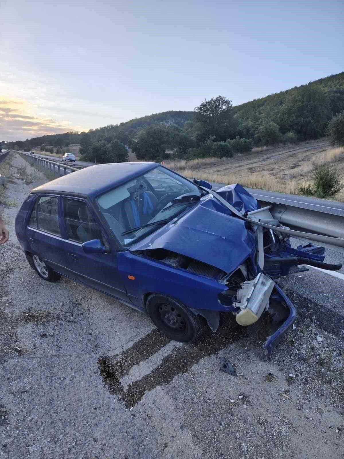 Bilecik’te otomobil refüje çarptı: 7 kişi yaralandı 4 Bülten Medya -