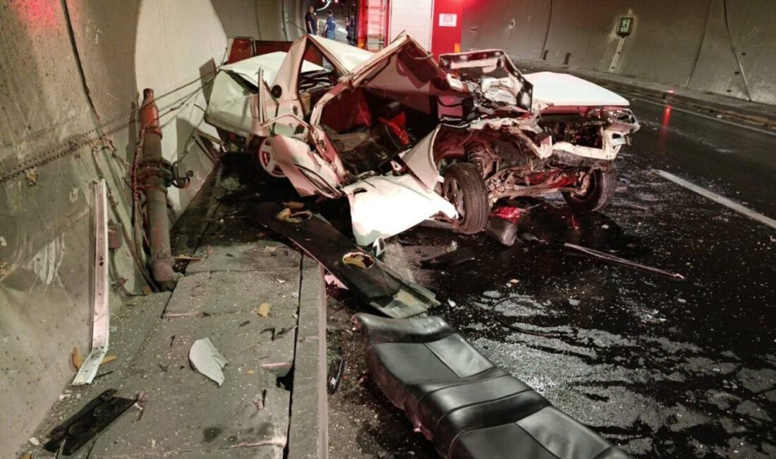 Bilecik’te traktöre çarpan otomobil hurdaya döndü: 1 yaralı Bilecik’te otomobil ile traktörün çarpışması sonucu meydana gelen trafik kazasında
