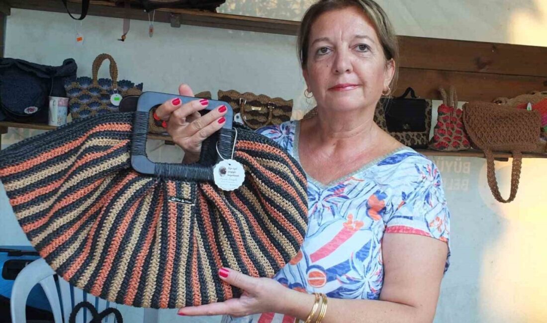 Burhaniye ilçesinde, Ayşen Ay’ın kağıt iplerden ördüğü çantalar ilgi gördü.