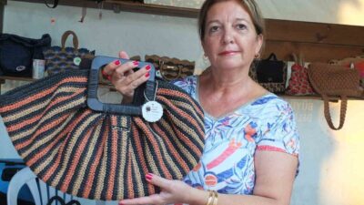 Burhaniye ilçesinde, Ayşen Ay’ın kağıt iplerden ördüğü çantalar ilgi gördü.