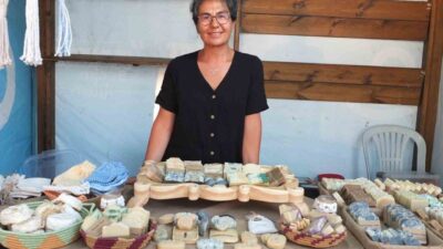 Burhaniye ilçesinde, emekli makine teknikeri Belma Nazlıer’in ürettiği el yapımı