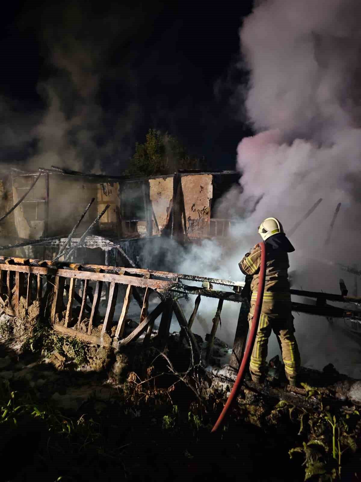 Bursa’da metruk bina alevlere teslim oldu 10 Bülten Medya -