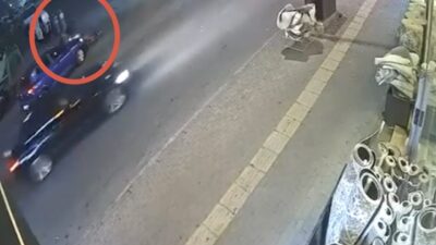 Bursa’nın Yıldırım ilçesinde otomobille çarpışan motokurye yaralandı. Kaza anı ise