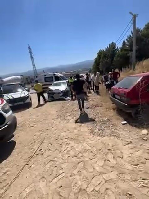 Bursa’da otomobiller kafa kafaya çarpıştı: 6 yaralı 3 Bülten Medya -