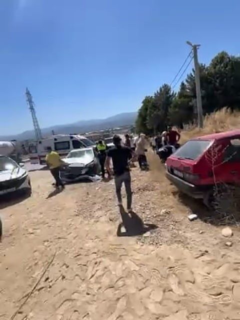 Bursa’da otomobiller kafa kafaya çarpıştı: 6 yaralı 2 Bülten Medya -