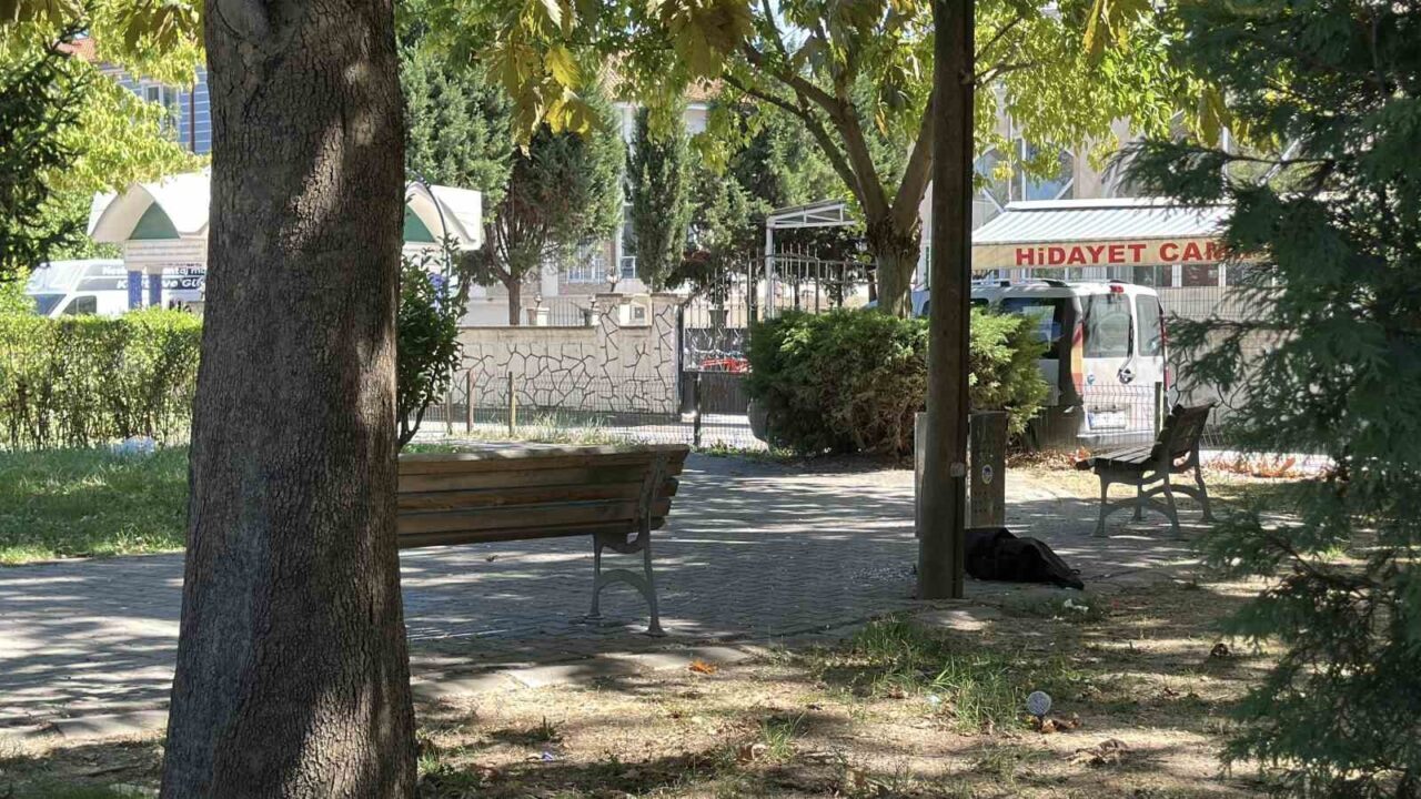 Cami parkındaki bankta şüpheli ölüm 17 Bülten Medya -