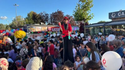 Çayırova’da çocuklar, yaz tatilinin son günlerinde düzenlenen eğlencede bir araya