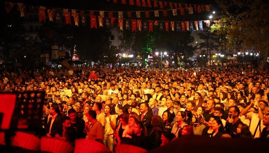 Cengiz Kurtoğlu, Altın Biber Festivalinde sahne aldı 14 Bülten Medya -