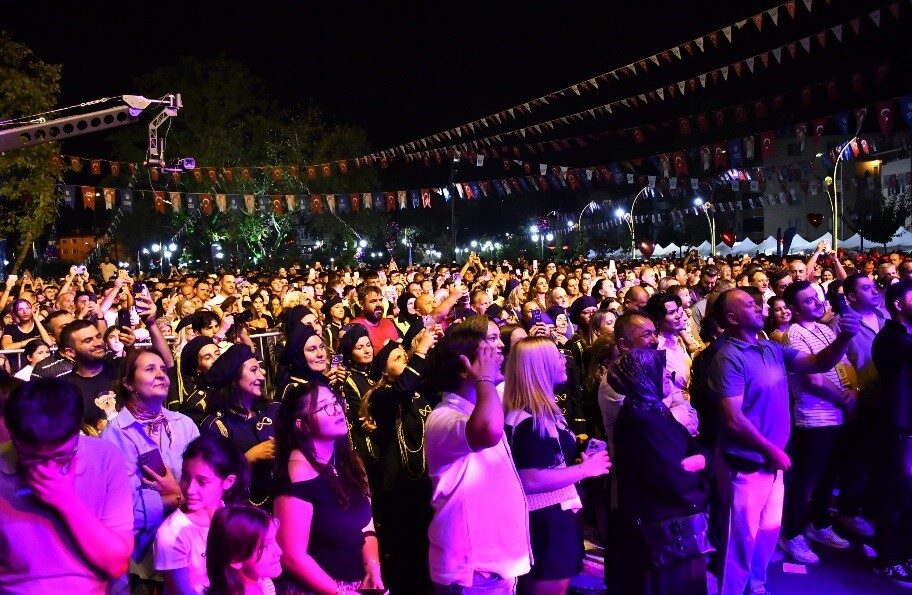 Cengiz Kurtoğlu, Altın Biber Festivalinde sahne aldı 13 Bülten Medya -