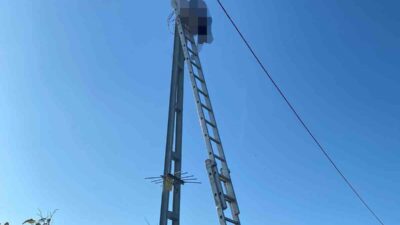 Sakarya’nın Kocaali ilçesinde tırmandığı direkte akıma kapılan elektrikçi hayatını kaybetti.